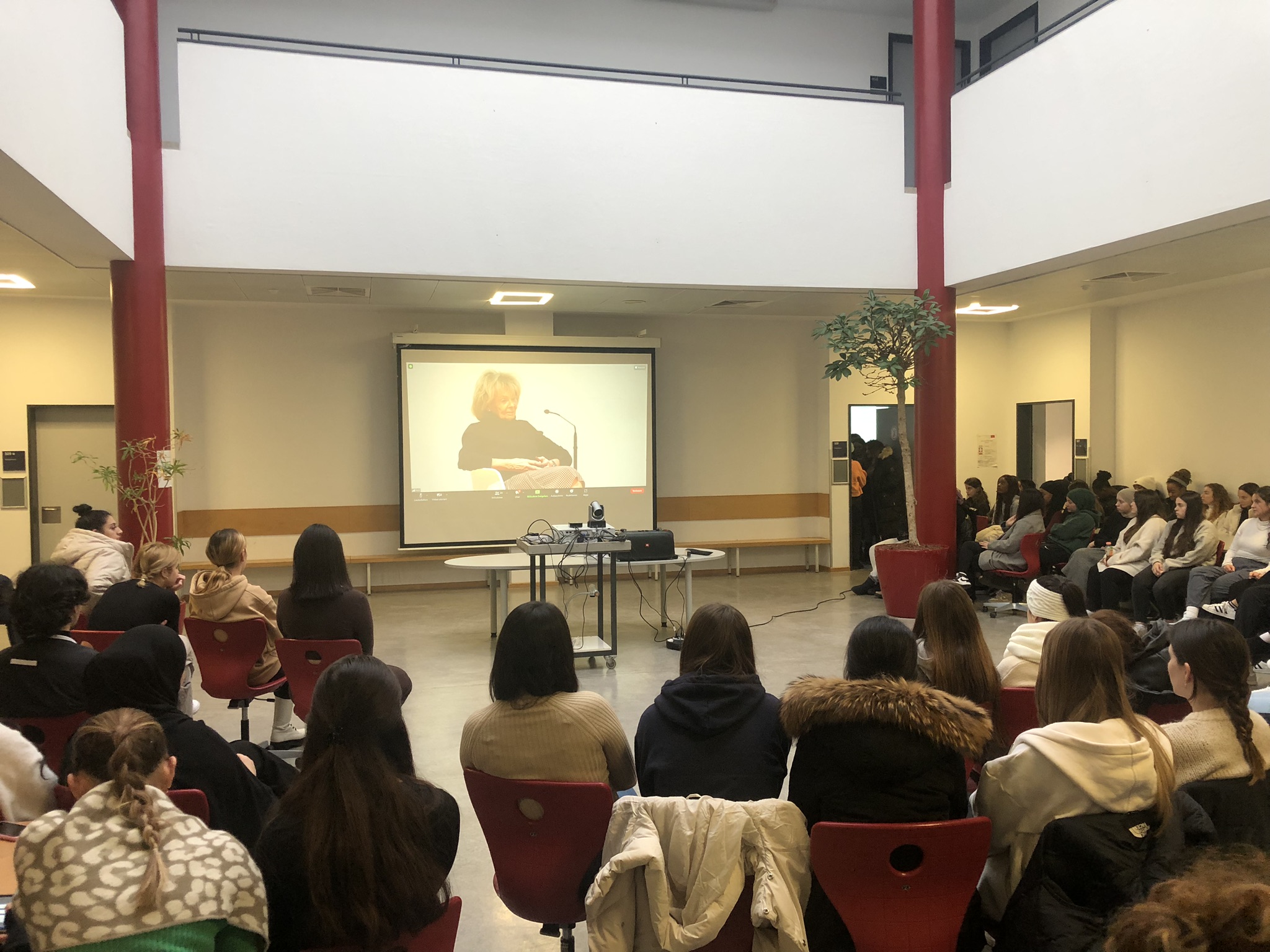 Video Zeitzeuginnengespraech Knobloch